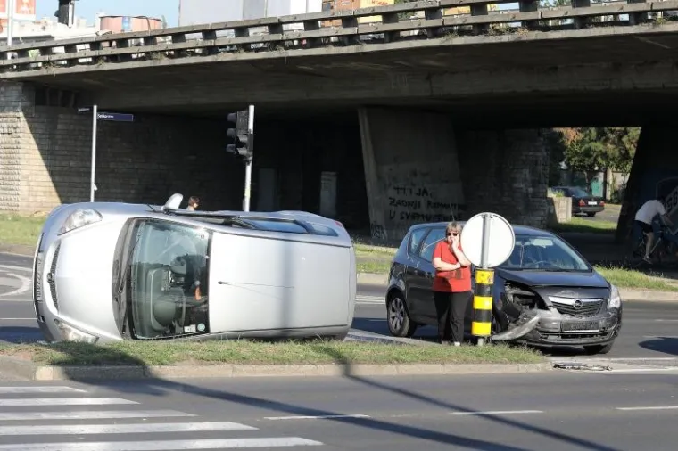 PROMETNA NESREĆA U ZAGREBU: Kod podvožnjaka na Selskoj cesti vozilo zavr&scaron;ilo na boku