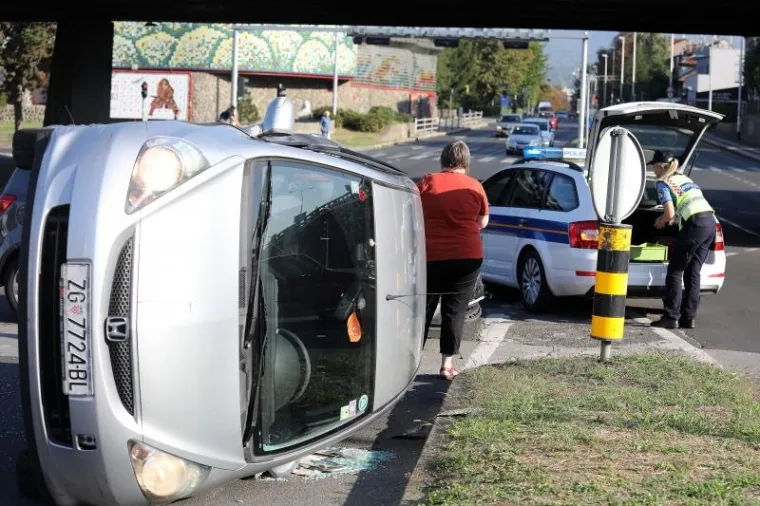 PROMETNA NESREĆA U ZAGREBU: Kod podvožnjaka na Selskoj cesti vozilo zavr&scaron;ilo na boku