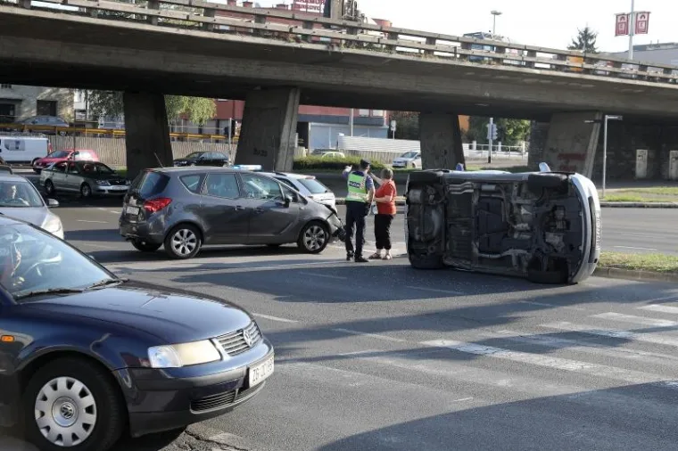 PROMETNA NESREĆA U ZAGREBU: Kod podvožnjaka na Selskoj cesti vozilo zavr&scaron;ilo na boku