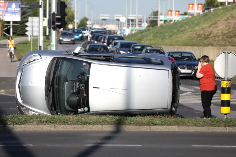Zagreb: u prometnoj nesreći na Selskoj jedno vozilo zavr&scaron;ilo na boku