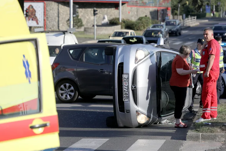 Zagreb: u prometnoj nesreći na Selskoj jedno vozilo zavr&scaron;ilo na boku
