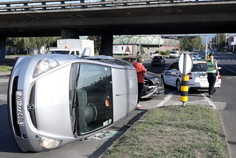 Zagreb: u prometnoj nesreći na Selskoj jedno vozilo zavr&scaron;ilo na boku