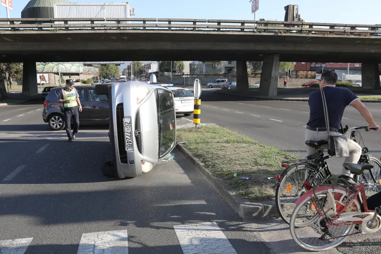 Zagreb: u prometnoj nesreći na Selskoj jedno vozilo zavr&scaron;ilo na boku