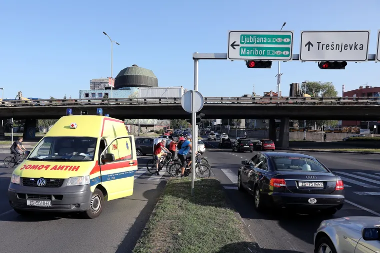 Zagreb: u prometnoj nesreći na Selskoj jedno vozilo zavr&scaron;ilo na boku