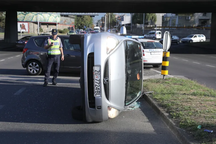 Zagreb: u prometnoj nesreći na Selskoj jedno vozilo zavr&scaron;ilo na boku