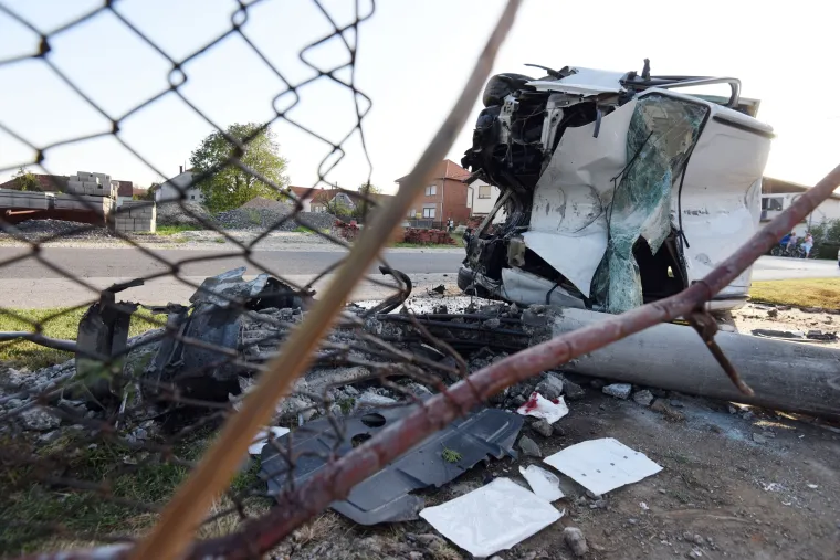 Kombijem udario u stup