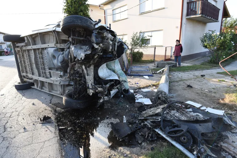 Kombijem udario u stup