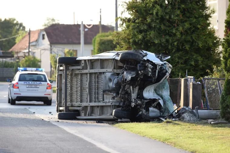 Kombijem udario u stup