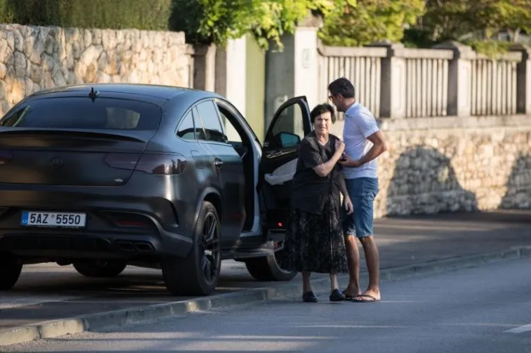 Majka lucija u pratnji sina Zorana do&scaron;la je u posjet Zdravku Mamiću koji je danas pu&scaron;ten na kućnu njegu