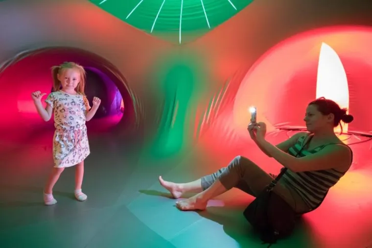 SVJETSKA ATRAKCIJA NA ŠPANCIRFESTU: Posjetitelji uživaju u nesvakidašnjim igrama svjetla i boja