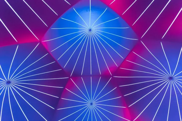 Varaždin -  U okviru ovogodišnjeg Špancirfesta na Kapucinski trg u Varaždinu smjestila se svjetska atrakcija  - Architects of Air - Luminaria Miracoco. Luminaria su monumentalna, zračna zdanja, osmišljena da kreiraju inspirativna, smirujuća i nesvakidašnja iskustva istraživanja svjetla, prostora i boja uz poseban doživljaj izmijenjenih, filtriranih i naglašenih senzorskih podražaja.