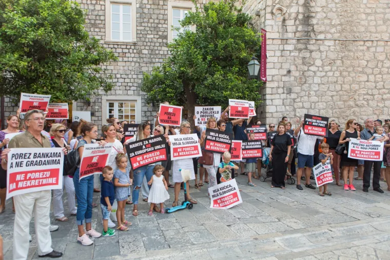 'Jalova Vlado, raju cijedi&scaron;, tajkune &scaron;tedi&scaron;!': na prosvjedu protiv uvođenja poreza na nekretnine u Rijeci vi&scaron;e stotina ljudi