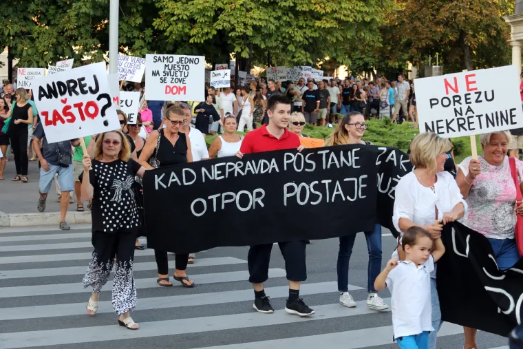 'Jalova Vlado, raju cijedi&scaron;, tajkune &scaron;tedi&scaron;!': na prosvjedu protiv uvođenja poreza na nekretnine u Rijeci vi&scaron;e stotina ljudi