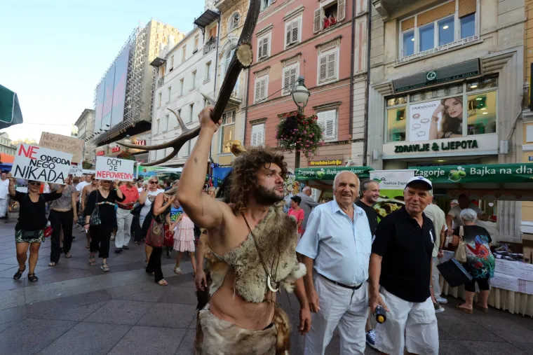 'Jalova Vlado, raju cijedi&scaron;, tajkune &scaron;tedi&scaron;!': na prosvjedu protiv uvođenja poreza na nekretnine u Rijeci vi&scaron;e stotina ljudi