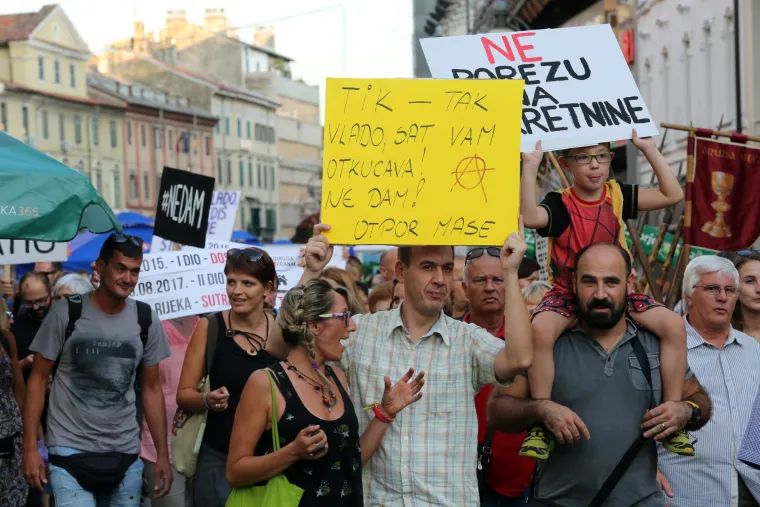 'Jalova Vlado, raju cijedi&scaron;, tajkune &scaron;tedi&scaron;!': na prosvjedu protiv uvođenja poreza na nekretnine u Rijeci vi&scaron;e stotina ljudi