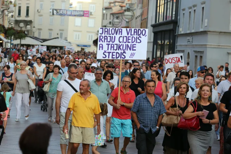 'Jalova Vlado, raju cijedi&scaron;, tajkune &scaron;tedi&scaron;!': na prosvjedu protiv uvođenja poreza na nekretnine u Rijeci vi&scaron;e stotina ljudi
