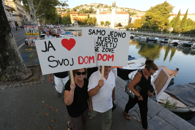 'Jalova Vlado, raju cijedi&scaron;, tajkune &scaron;tedi&scaron;!': na prosvjedu protiv uvođenja poreza na nekretnine u Rijeci vi&scaron;e stotina ljudi