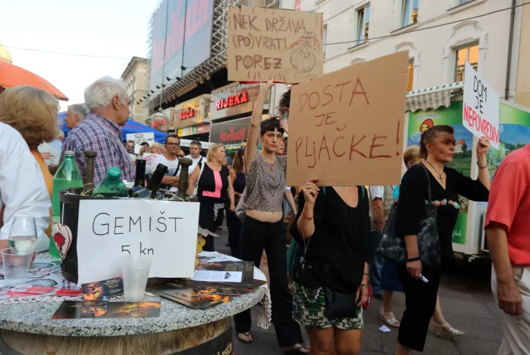 'Jalova Vlado, raju cijedi&scaron;, tajkune &scaron;tedi&scaron;!': na prosvjedu protiv uvođenja poreza na nekretnine u Rijeci vi&scaron;e stotina ljudi