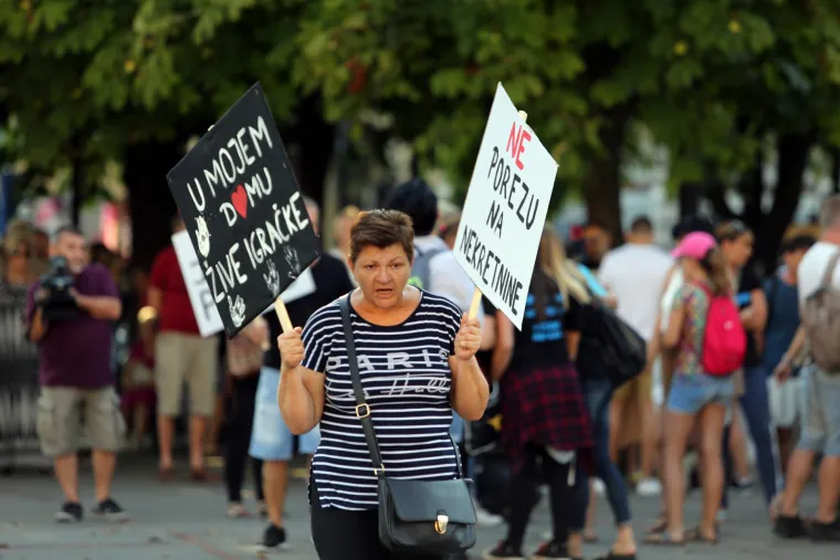 'Jalova Vlado, raju cijedi&scaron;, tajkune &scaron;tedi&scaron;!': na prosvjedu protiv uvođenja poreza na nekretnine u Rijeci vi&scaron;e stotina ljudi