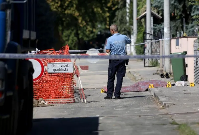 TE&Scaron;KA PROMETNA NESREĆA U ZAGREBU: Kamion u Dubravi naletio na pje&scaron;akinju i usmrtio je