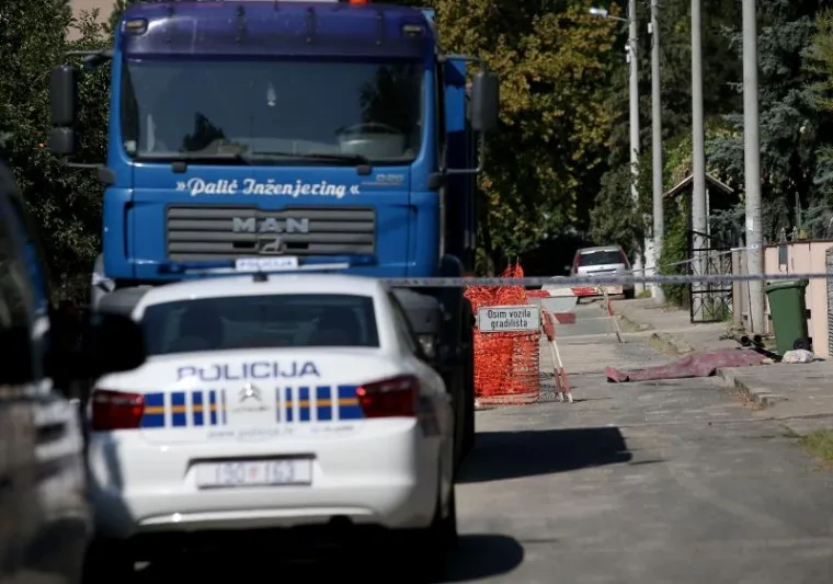 TE&Scaron;KA PROMETNA NESREĆA U ZAGREBU: Kamion u Dubravi naletio na pje&scaron;akinju i usmrtio je