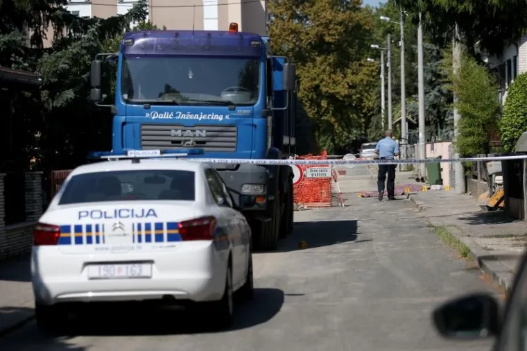 Nepoznata žena poginula je u subotu ne&scaron;to prije osam u prometnoj nesreći u zagrebačkoj Dubravi. Na nju je u Ulici Rudolfa Ivankovića naletjelo teretno vozilo i na mjestu je usmrtilo.
Photo: Igor Kralj/PIXSELL