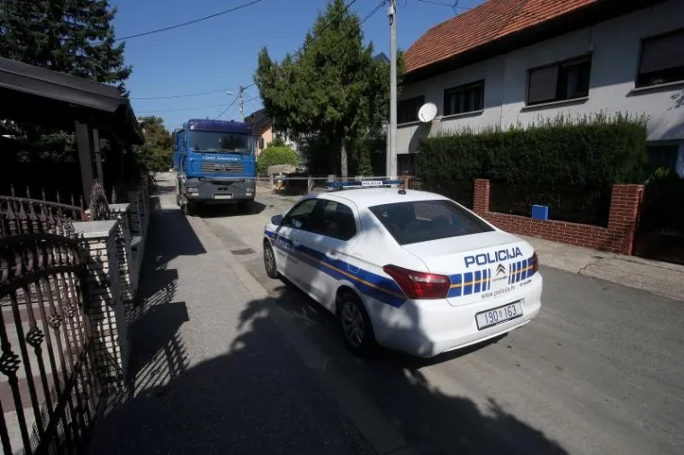 TE&Scaron;KA PROMETNA NESREĆA U ZAGREBU: Kamion u Dubravi naletio na pje&scaron;akinju i usmrtio je