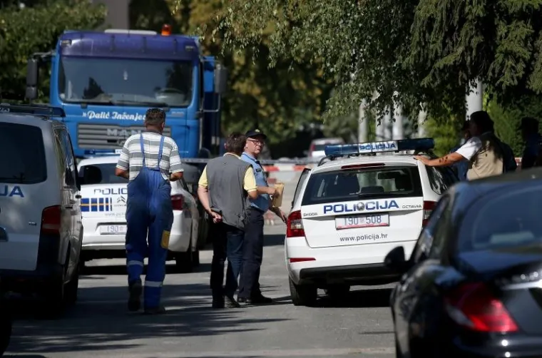 TE&Scaron;KA PROMETNA NESREĆA U ZAGREBU: Kamion u Dubravi naletio na pje&scaron;akinju i usmrtio je