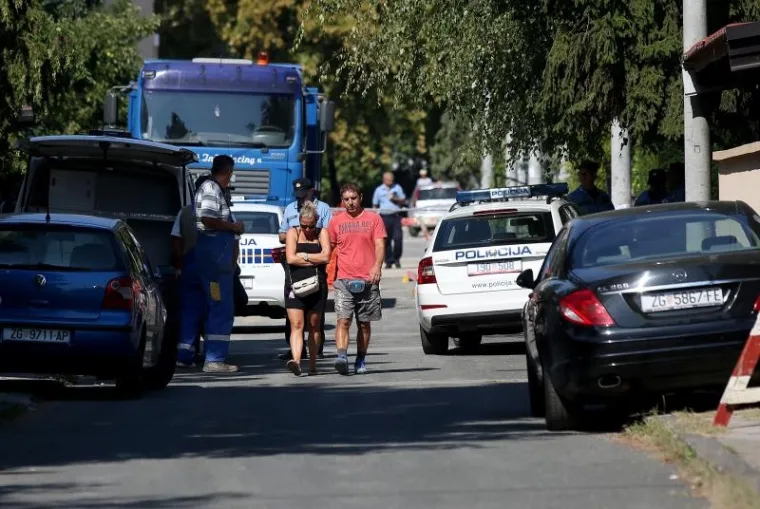 TE&Scaron;KA PROMETNA NESREĆA U ZAGREBU: Kamion u Dubravi naletio na pje&scaron;akinju i usmrtio je