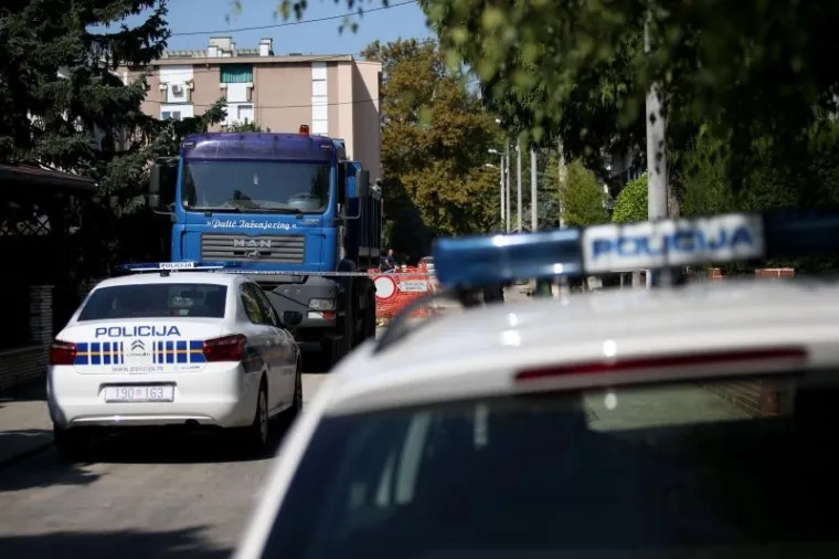 TE&Scaron;KA PROMETNA NESREĆA U ZAGREBU: Kamion u Dubravi naletio na pje&scaron;akinju i usmrtio je