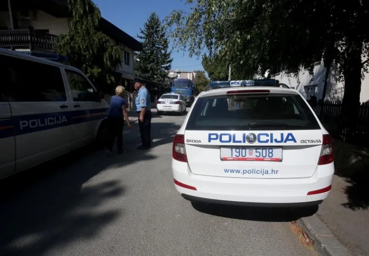 TE&Scaron;KA PROMETNA NESREĆA U ZAGREBU: Kamion u Dubravi naletio na pje&scaron;akinju i usmrtio je