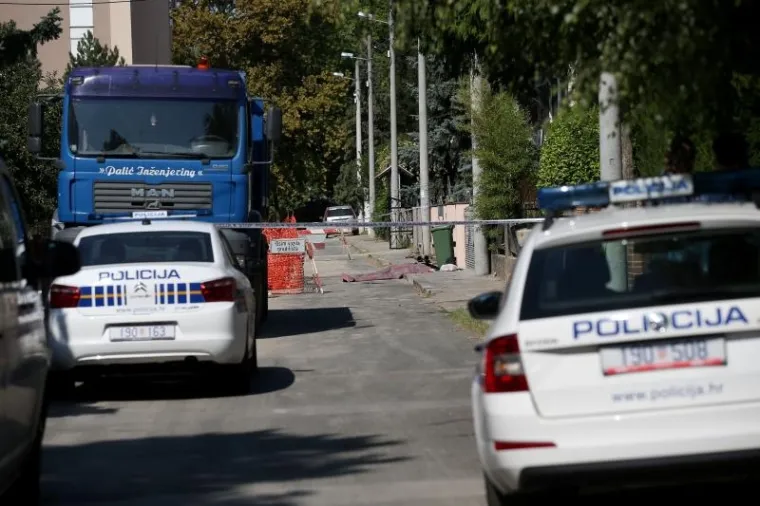TE&Scaron;KA PROMETNA NESREĆA U ZAGREBU: Kamion u Dubravi naletio na pje&scaron;akinju i usmrtio je