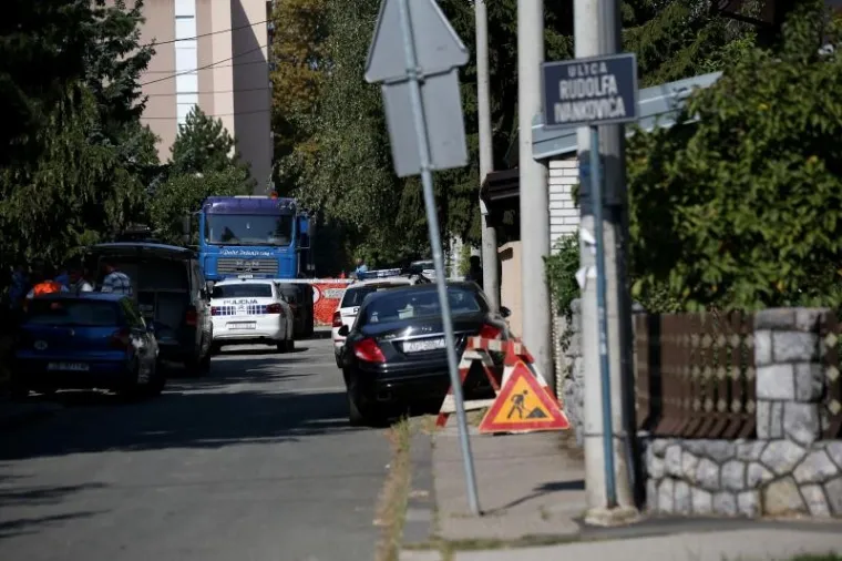 TE&Scaron;KA PROMETNA NESREĆA U ZAGREBU: Kamion u Dubravi naletio na pje&scaron;akinju i usmrtio je