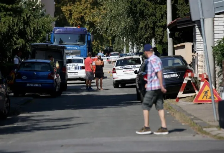 TE&Scaron;KA PROMETNA NESREĆA U ZAGREBU: Kamion u Dubravi naletio na pje&scaron;akinju i usmrtio je