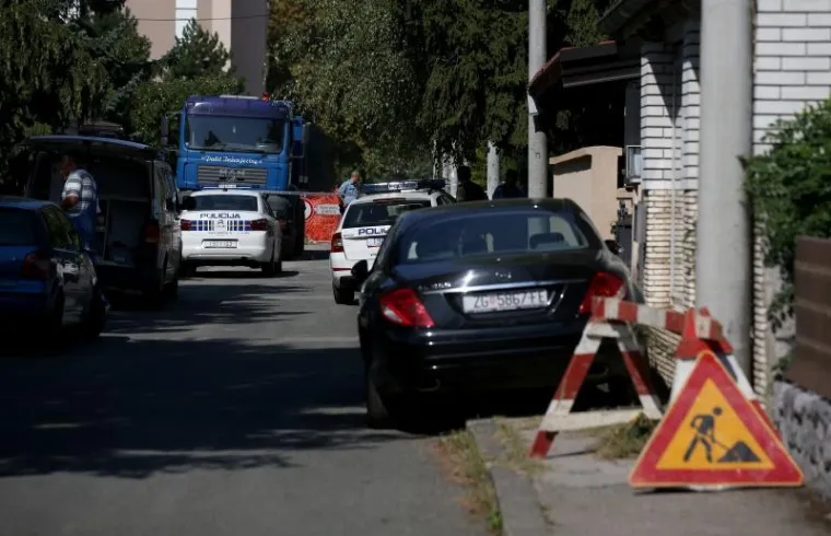 TE&Scaron;KA PROMETNA NESREĆA U ZAGREBU: Kamion u Dubravi naletio na pje&scaron;akinju i usmrtio je