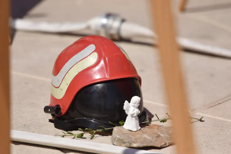 Vodice: uoči 10. obljetnice Kornatske tragedije postavljene slike poginulih vatrogasaca