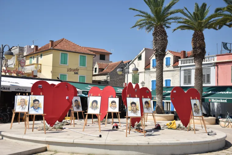 Vodice: uoči 10. obljetnice Kornatske tragedije postavljene slike poginulih vatrogasaca