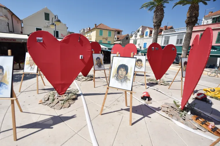 Vodice: uoči 10. obljetnice Kornatske tragedije postavljene slike poginulih vatrogasaca