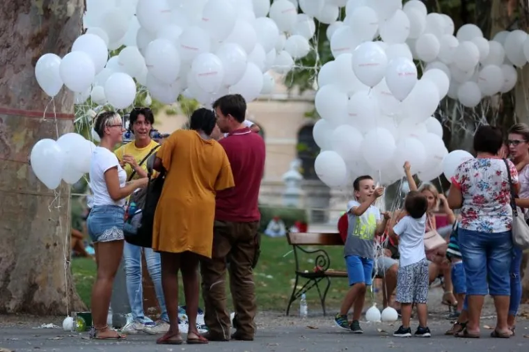 U znak sjećanja na vatrogasce stradale na Kornatima sa Zrinjevca u zrak pušteni su baloni