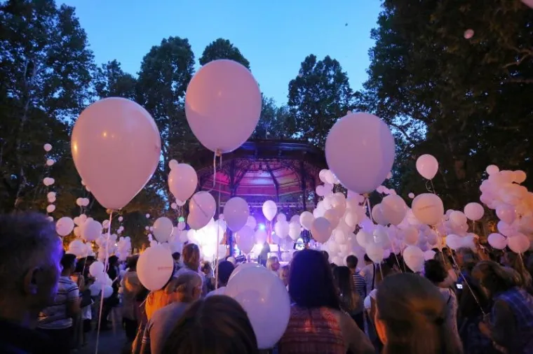 Pu&scaron;tanjem balona sa Zrinjevca u znak sjećanja na preminule vatrogasce, obilježena je 10. godi&scaron;njica Kornatske tragedije. Kornatska tragedija dogodila se 30. kolovoza 2007. godine kada je skupina vatrogasaca postala žrtvom požara na otoku Velikom Kornatu. Od ukupno 13 vatrogasaca u skupini zahvaćenoj požarom, 12 ih je poginulo na licu mjesta ili preminulo u bolnicama, a jedini je preživio Frane Lučić iz Tisnog. Ovaj događaj je jedna od najvećih mirnodopskih nesreća koja je pogodila Hrvatsku.