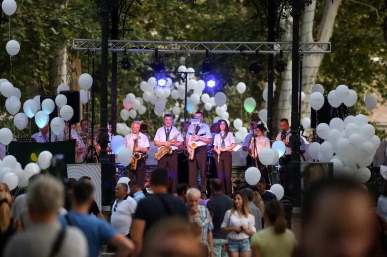 U znak sjećanja na vatrogasce stradale na Kornatima sa Zrinjevca u zrak pu&scaron;teni su baloni