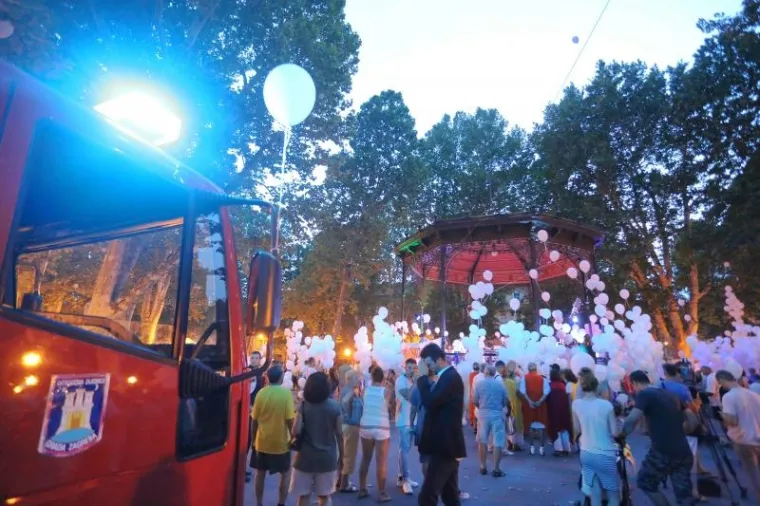 U znak sjećanja na vatrogasce stradale na Kornatima sa Zrinjevca u zrak pu&scaron;teni su baloni