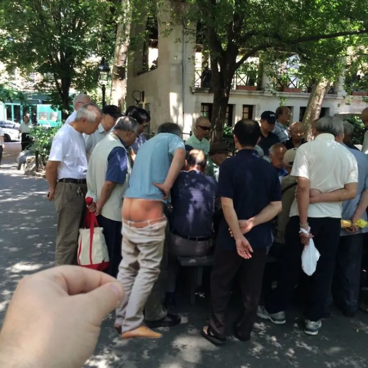 GOLOGUZI POLICAJCI I EKSCENTRIČNI PROLAZNICI: Svakodnevne situacije spojio s izrescima iz novina i nasmijao javnost