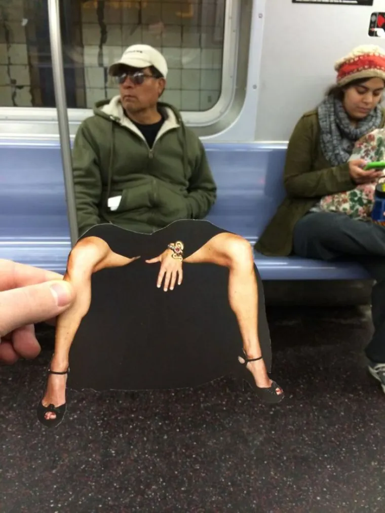 GOLOGUZI POLICAJCI I EKSCENTRIČNI PROLAZNICI: Svakodnevne situacije spojio s izrescima iz novina i nasmijao javnost