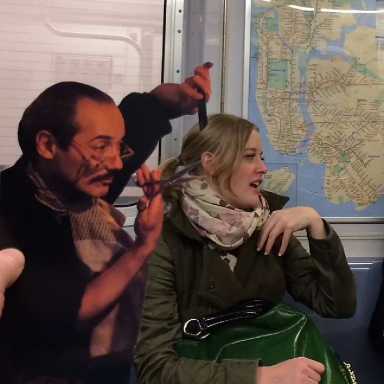 GOLOGUZI POLICAJCI I EKSCENTRIČNI PROLAZNICI: Svakodnevne situacije spojio s izrescima iz novina i nasmijao javnost