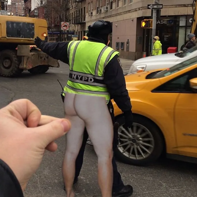 GOLOGUZI POLICAJCI I EKSCENTRIČNI PROLAZNICI: Svakodnevne situacije spojio s izrescima iz novina i nasmijao javnost