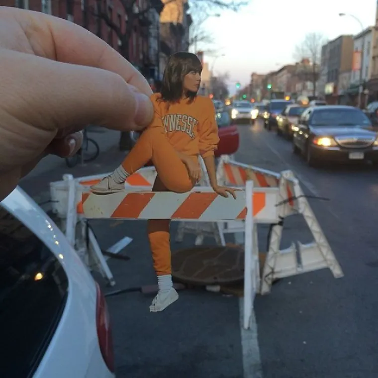 GOLOGUZI POLICAJCI I EKSCENTRIČNI PROLAZNICI: Svakodnevne situacije spojio s izrescima iz novina i nasmijao javnost