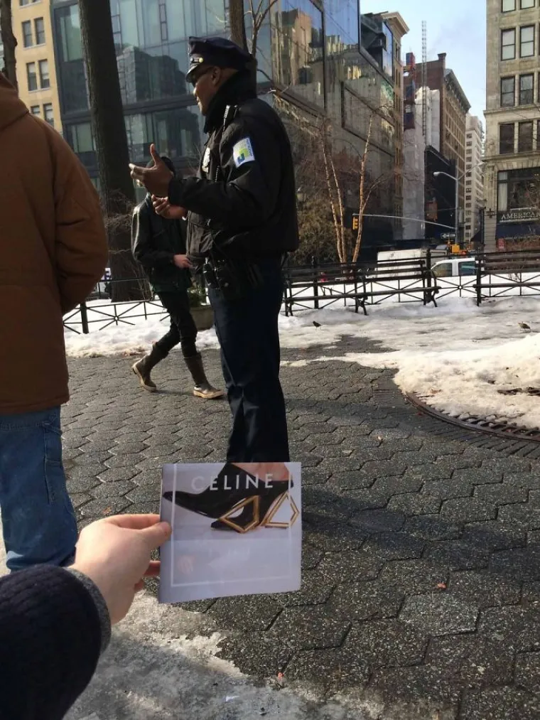 GOLOGUZI POLICAJCI I EKSCENTRIČNI PROLAZNICI: Svakodnevne situacije spojio s izrescima iz novina i nasmijao javnost