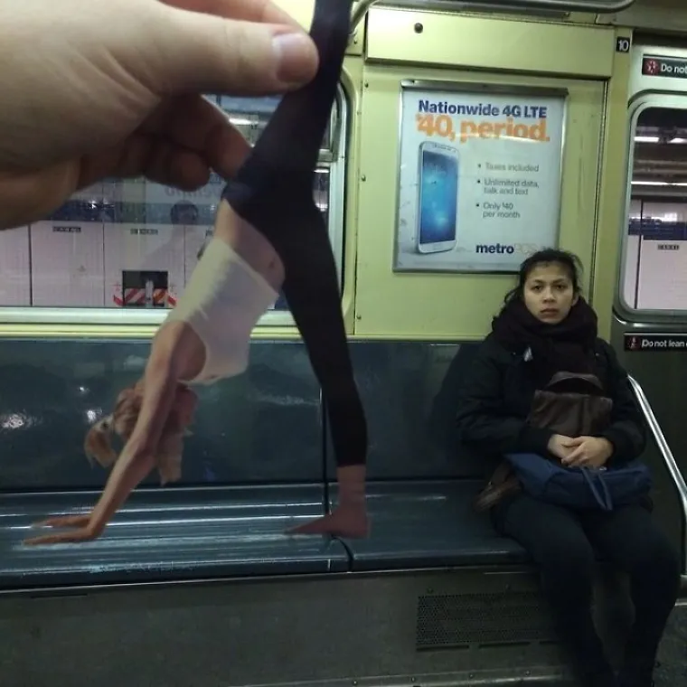 GOLOGUZI POLICAJCI I EKSCENTRIČNI PROLAZNICI: Svakodnevne situacije spojio s izrescima iz novina i nasmijao javnost