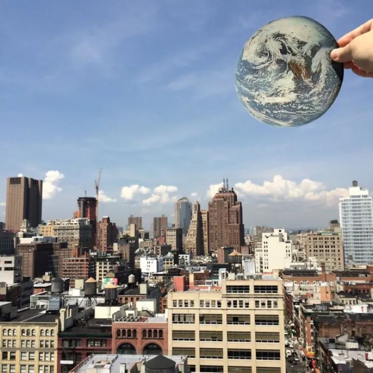 GOLOGUZI POLICAJCI I EKSCENTRIČNI PROLAZNICI: Svakodnevne situacije spojio s izrescima iz novina i nasmijao javnost